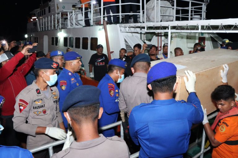 Polda Malut Amankan dan Bantu Evakuasi Kedatangan Jenazah Korban Ledakan Speedboat